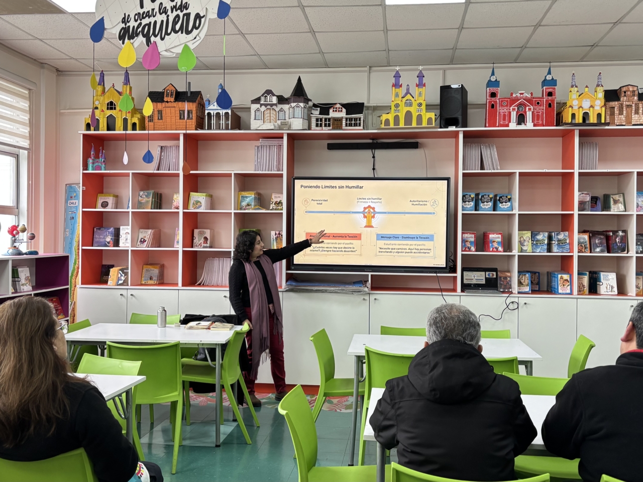 Escuela de Pedagogía desarrolla taller sobre buen trato y comunicación efectiva en la Escuela Leonila Folch